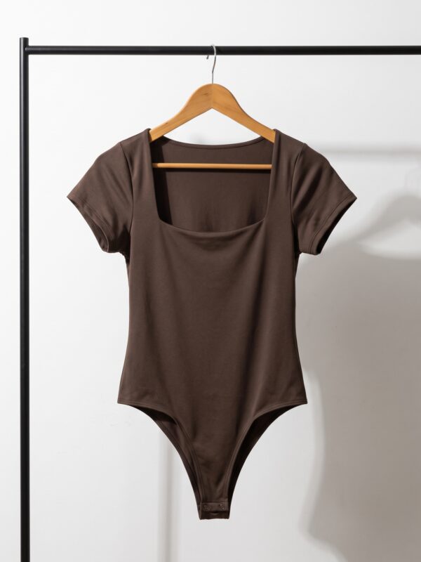 Body SAMI de microfibra color chocolate en percha, manga corta y escote cuadrado - CELAVIE por mayor