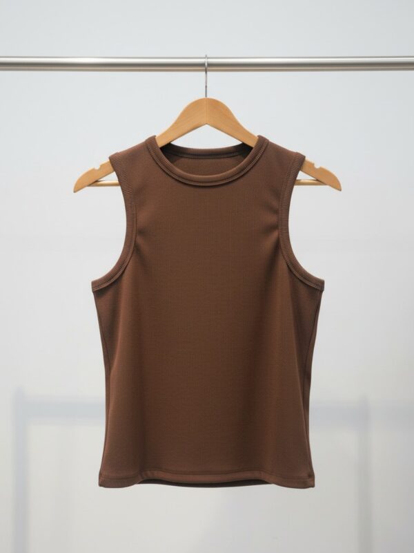 Deportiva melow chocolate, musculosa acanalada de cuello redondo en percha - CELAVIE por mayor