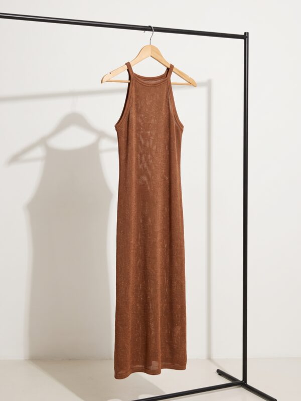 Vestido MICAELA largo con cuello halter color Chocolate colgado en percha, ropa de mujer por mayor CELAVIE