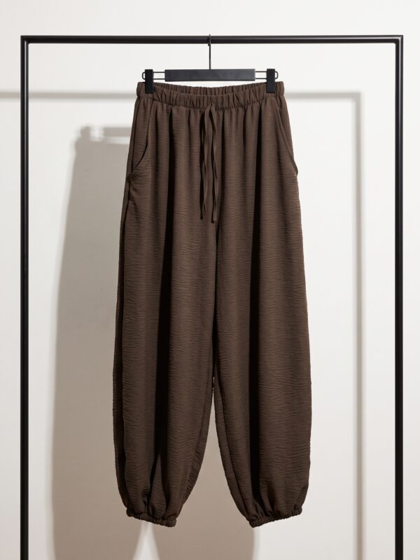 Pantalon SELENA chocolate con cintura elástica, cordón y puños - ropa de mujer por mayor CELAVIE