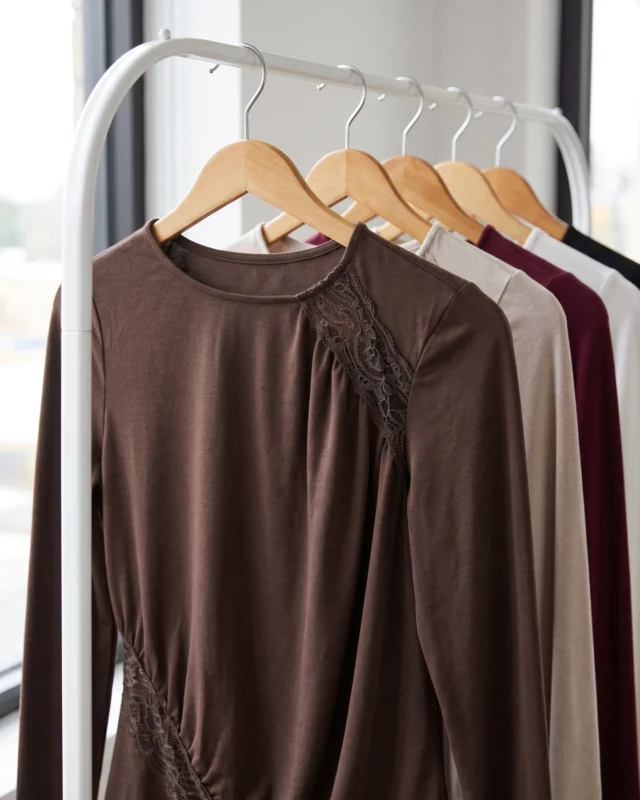 ✨ Salí de lo clásico, sin perder comodidad ✨

Si te gustan los básicos, pero buscás un detalle diferente, la Remera Moka es para vos.

Sus terminaciones le aportan un toque distintivo que hace que cualquier outfit se vea más cuidado, sin dejar de ser cómodo y versátil.

🤎 Porque los pequeños detalles también hablan de tu estilo.

�Disponible para venta mayorista. 📦
📲 Consultanos por stock, colores y catálogo completo.

🛍️ www.celavie.com.ar
📍Cuenca 544, CABA

#Celavie #ComodidadConEstilo #avellaneda #avellanedamujer #invierno2026 #ventamayorista