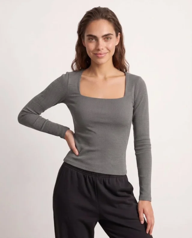 ✨ El invierno se disfruta mejor cuando te sentís bien ✨

Hay prendas que no solo completan un look, también hacen que cada día se sienta más cómodo.

La Remera Zara Kerry está confeccionada con un tejido de textura extra suave y un acabado que brinda una agradable sensación al contacto con la piel. Un diseño pensado para acompañarte con calidez, sin dejar de lado el estilo.

Disponible para venta mayorista. 📦
📲 Consultanos por stock, colores y catálogo completo.

🛍️ www.celavie.com.ar
📍Cuenca 544, CABA

#Celavie #ComodidadConEstilo #avellaneda #avellanedamujer #invierno2026 ventamayorista